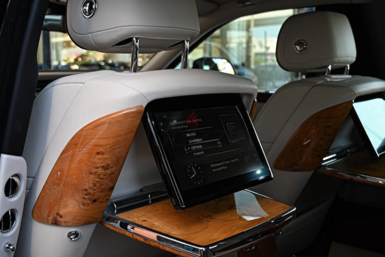 Rolls Royce Phantom, год 2019, цвет Black-Gasoline, пробег 10,000 km, фото 3320