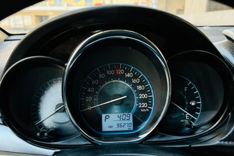 Toyota Yaris, год 2015, цвет Silver-Gasoline, пробег 96,270 km, фото 3295